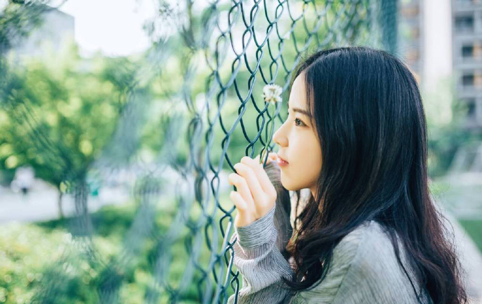 如果知道这些人的想法，估计庞统等人会直翻白眼，江湖上号称三绝的邓展就是被这么个孩子给弄死的，年纪虽然不大，但眼界可不低，吕布对吕征的培养可不仅仅是死读书那么简单，长安城到洛阳，大小衙门这小子都窜遍了，而且每年吕布都会带着吕征去趟塞外，见识一番真正的厮杀，无论是治理地方的实践能力，还是对部队的统帅指挥，扔给他一个县城，未必就比庞统这些牛人做的差，而且是军政皆通的那种。